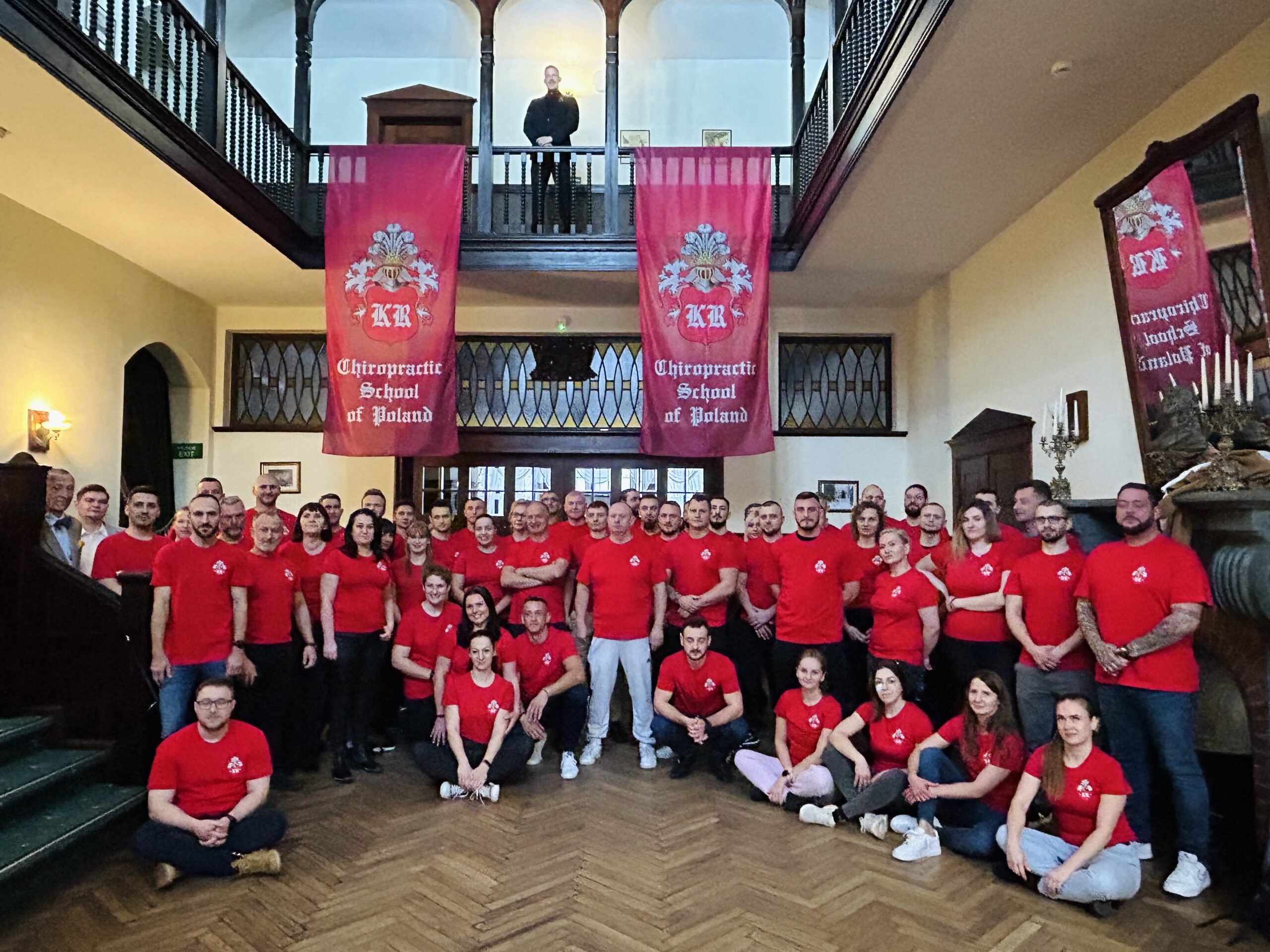 Uczestnicy zjazdu Chiropractic School of Poland w czerwonych koszulkach