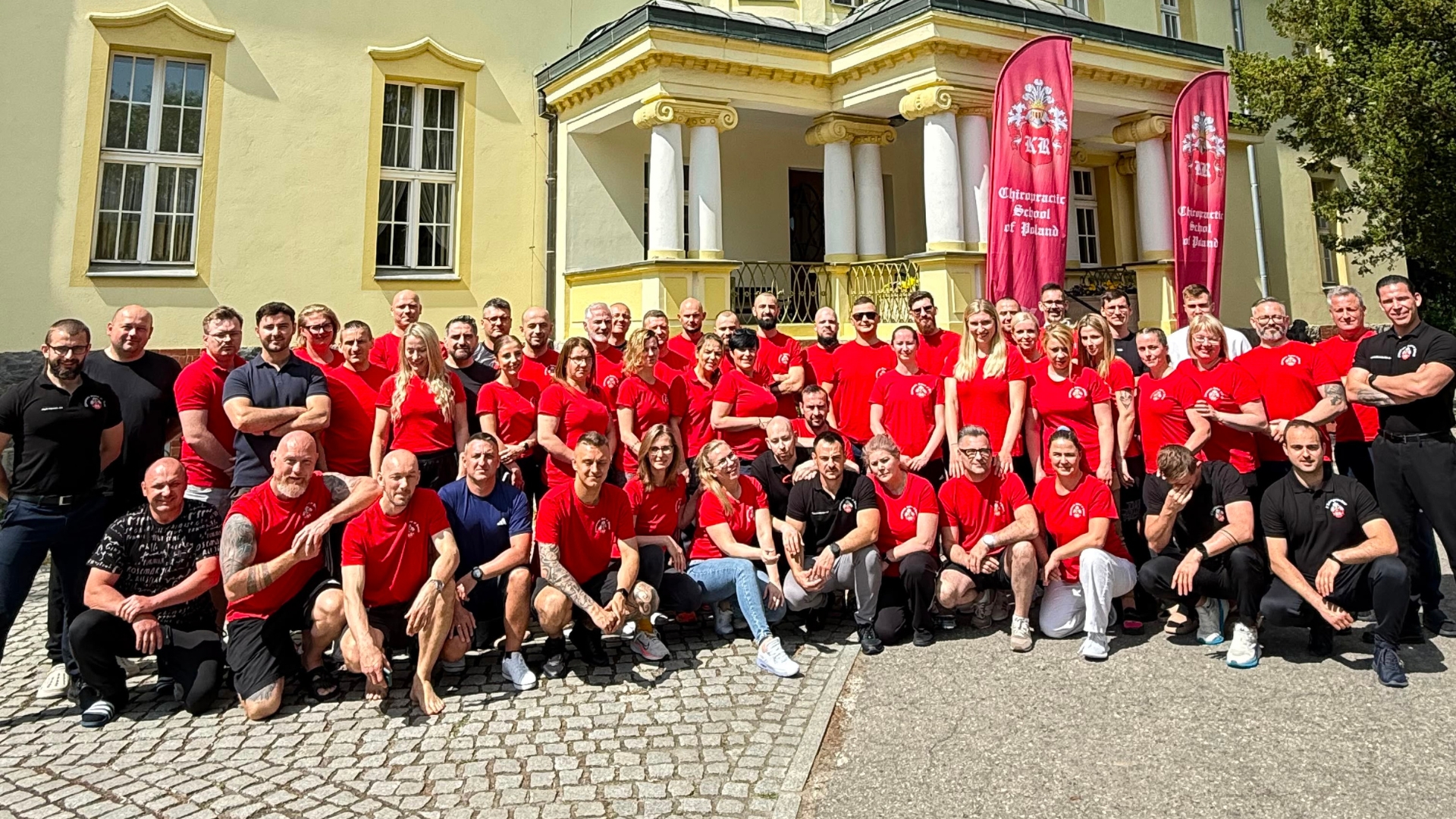 Nauka technik chiropraktycznych podczas zajęć szkoły